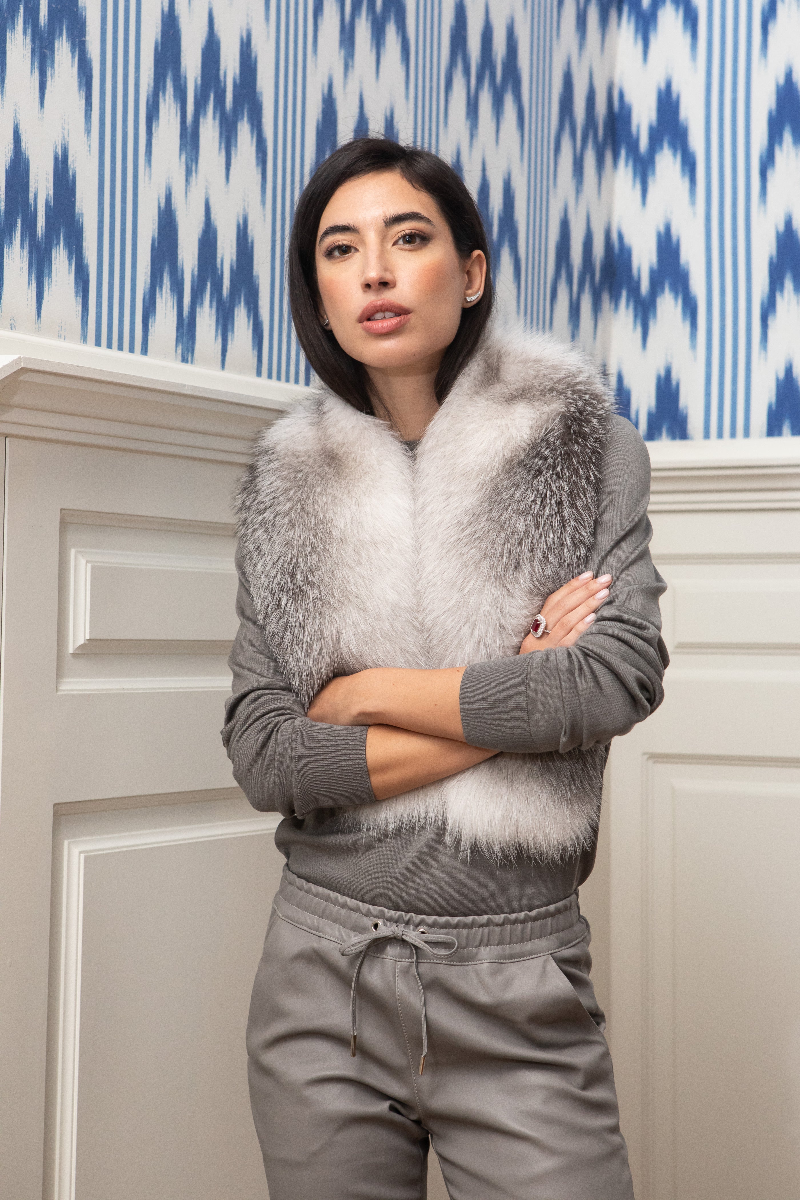 CUELLO DE PELO GRIS PERLA