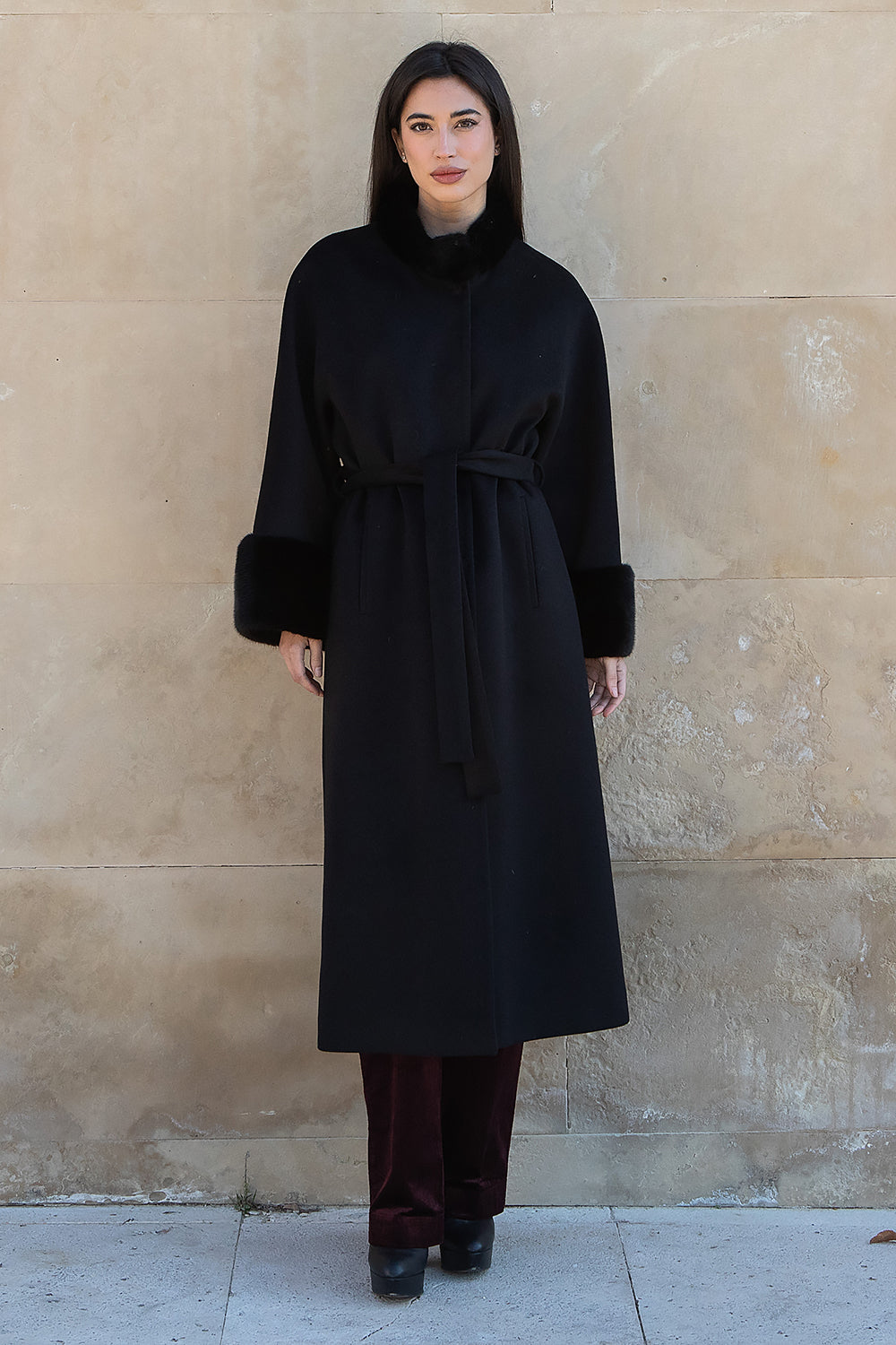 ABRIGO CASHMERE NEGRO CUELLO Y MANGAS VISÓN