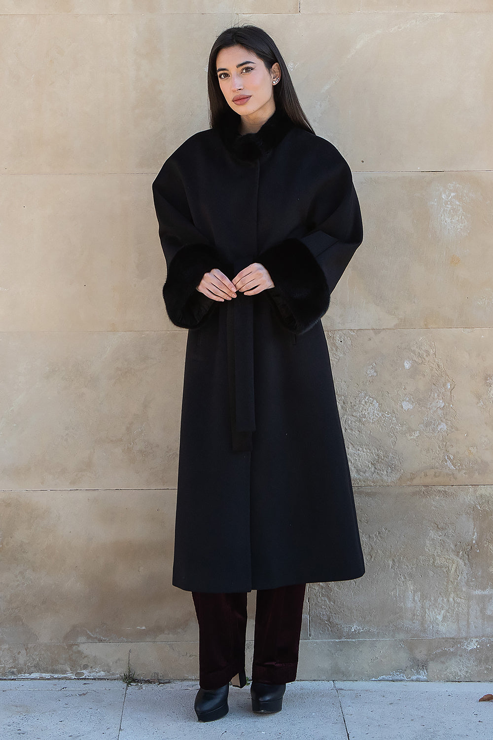 ABRIGO CASHMERE NEGRO CUELLO Y MANGAS VISÓN