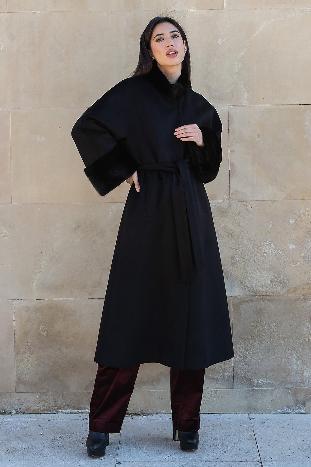 ABRIGO CASHMERE NEGRO CUELLO Y MANGAS VISÓN