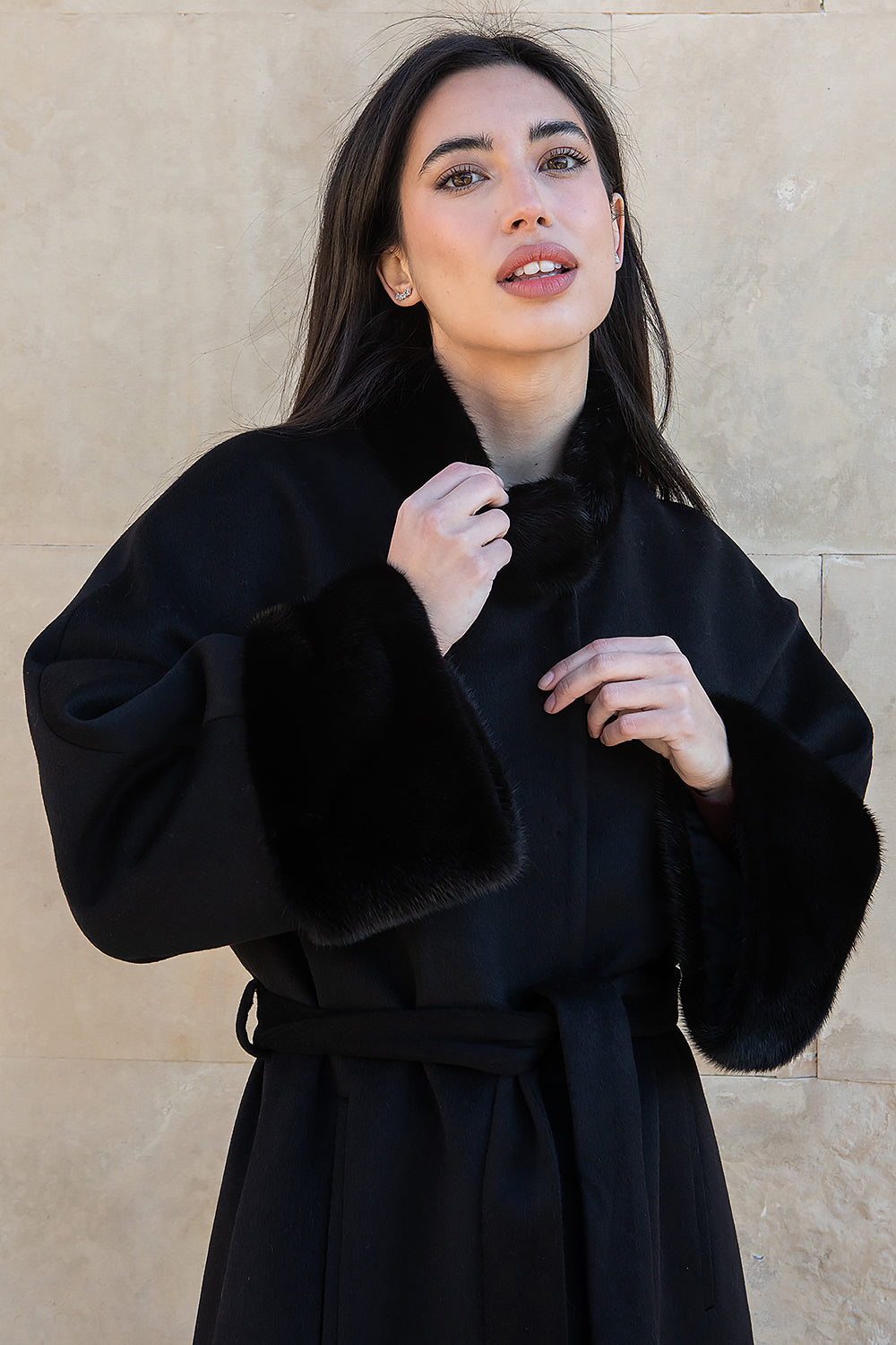 ABRIGO CASHMERE NEGRO CUELLO Y MANGAS VISÓN