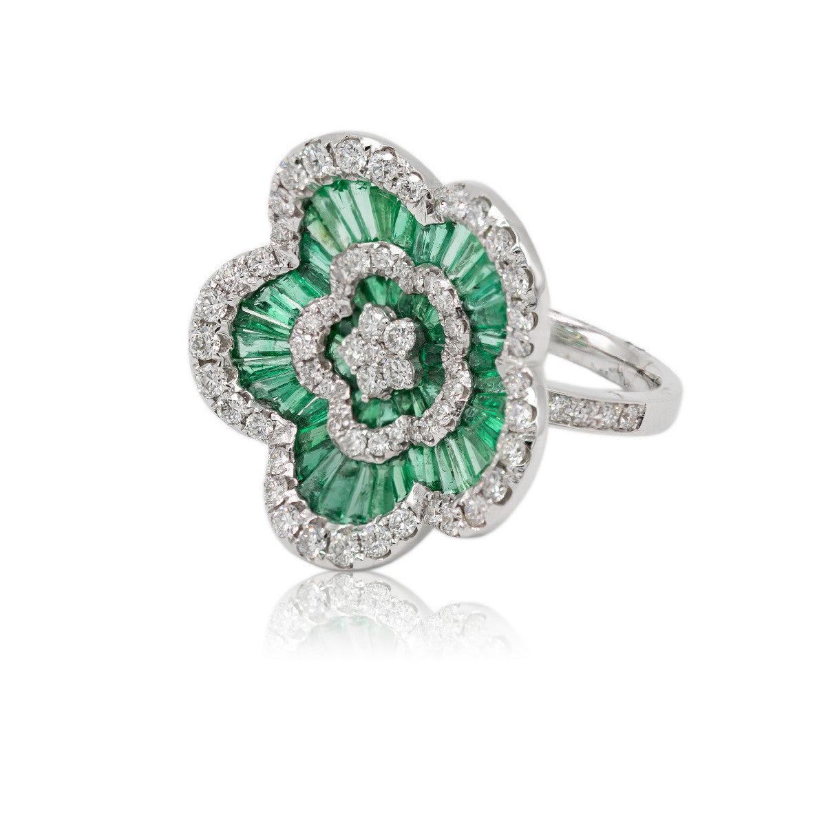 Anillo Flor Esmeraldas y Diamantes de Oro Blanco