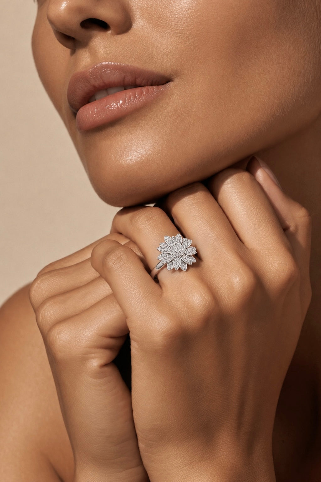 Anillo Flor de Diamantes de Oro blanco