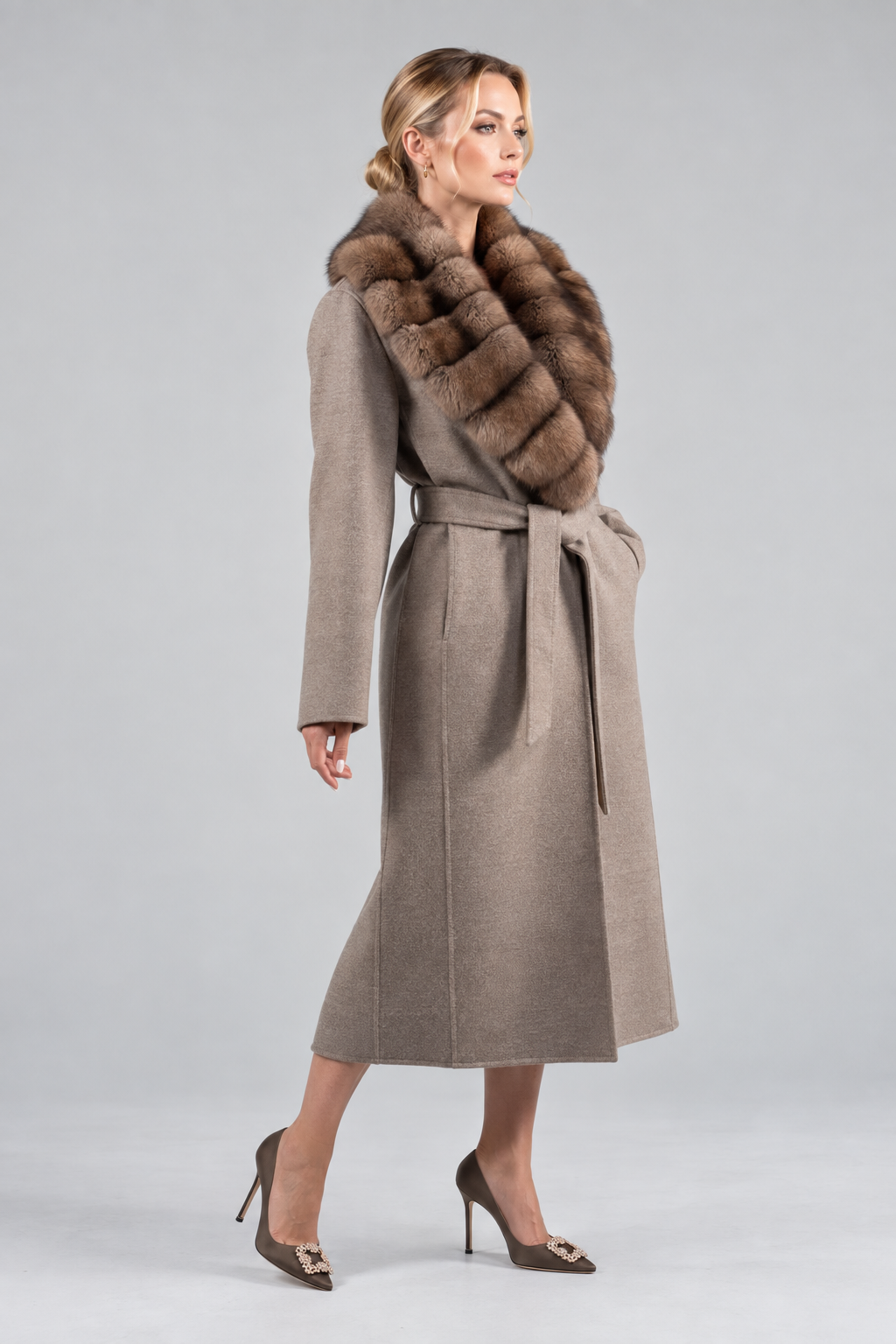 ABRIGO DE CASHMERE Y CUELLO DE MARTAS CIBELINAS